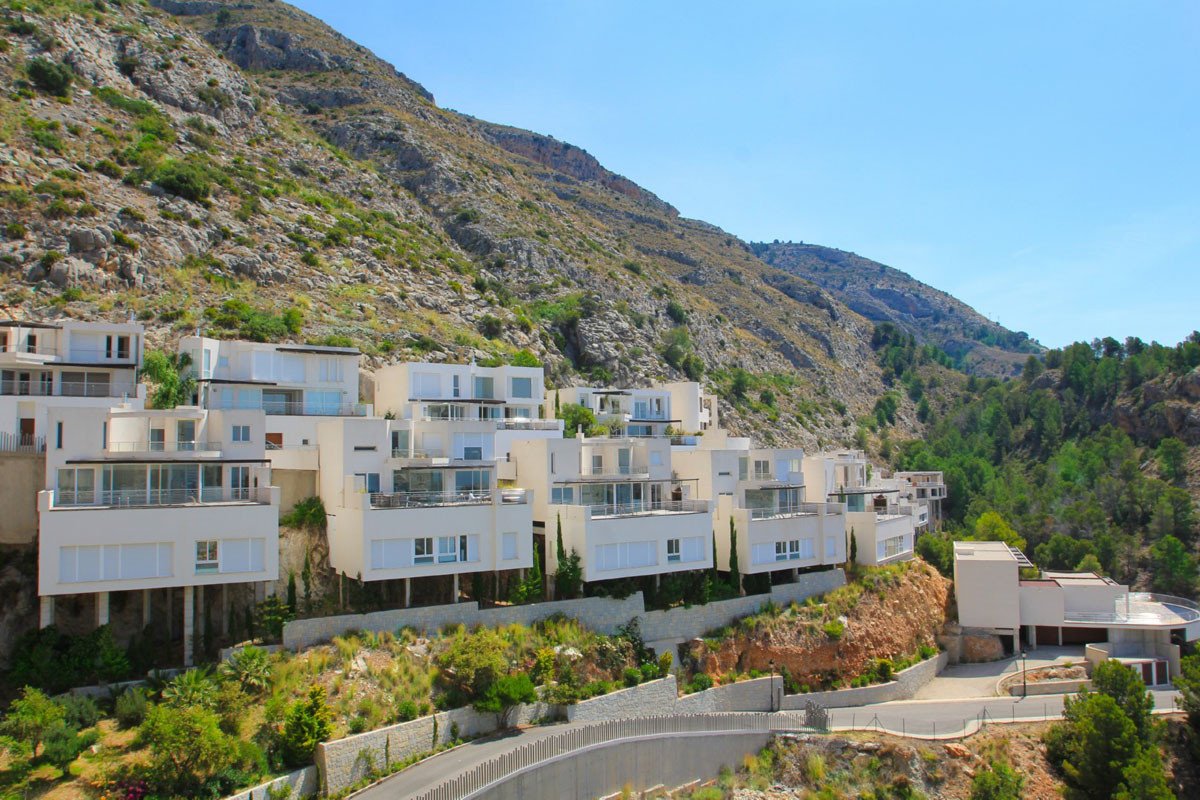 01HV1K11JE84BPM1W1V4GE1JCR-medium Blanc Altea Homes