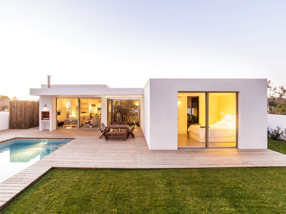 Gorgeus Villa On Lake