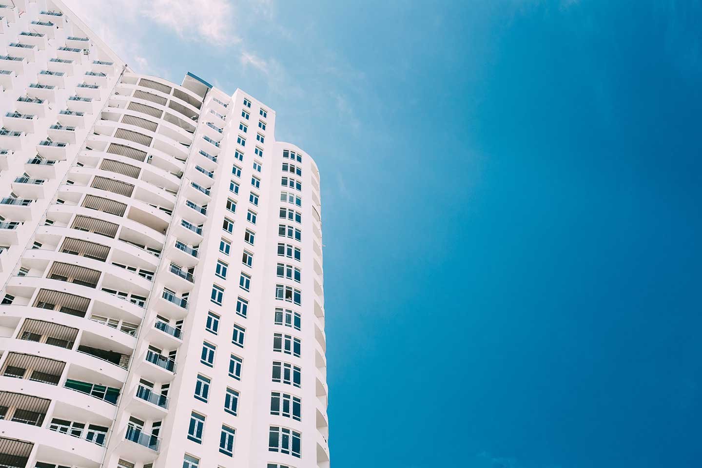 Piso en Edificio con Servicios de Conserjería
