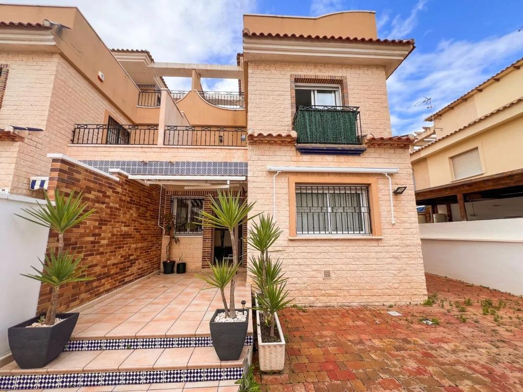 Chalet pareado en calle Salar, 8
