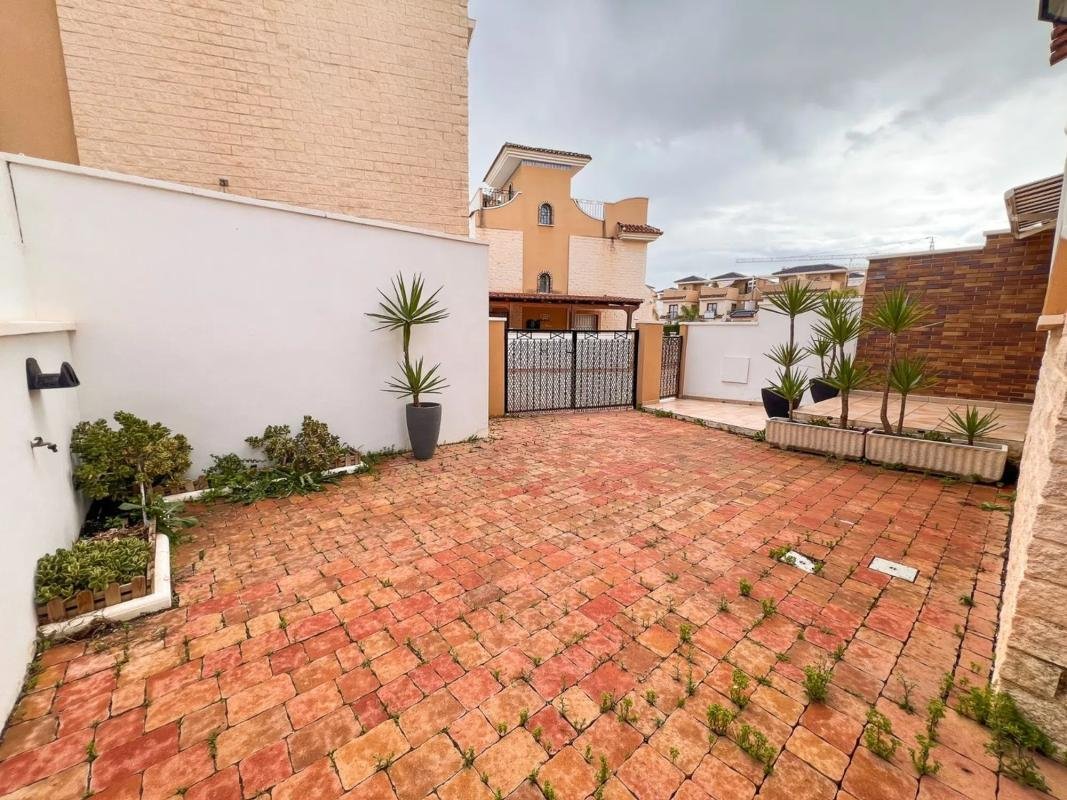 Chalet pareado en calle Salar, 8