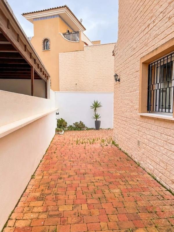 Chalet pareado en calle Salar, 8