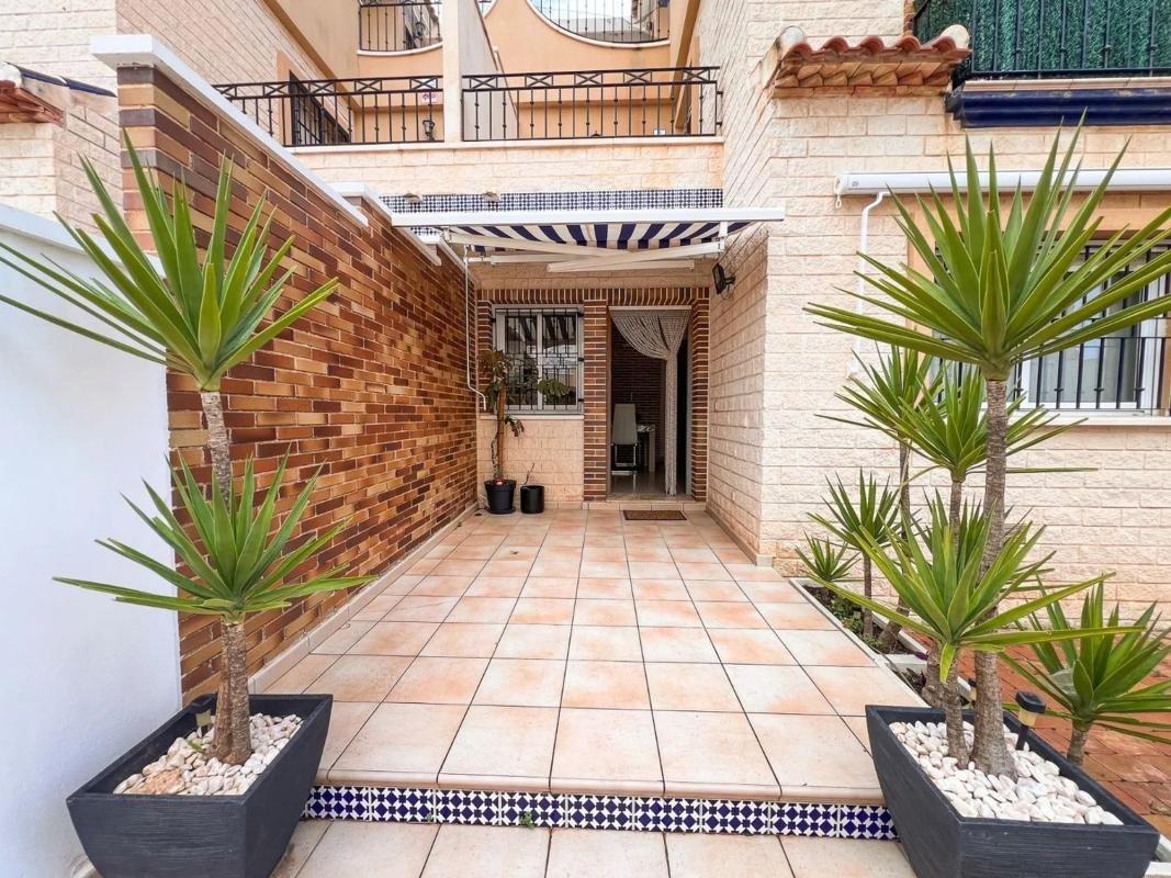 Chalet pareado en calle Salar, 8