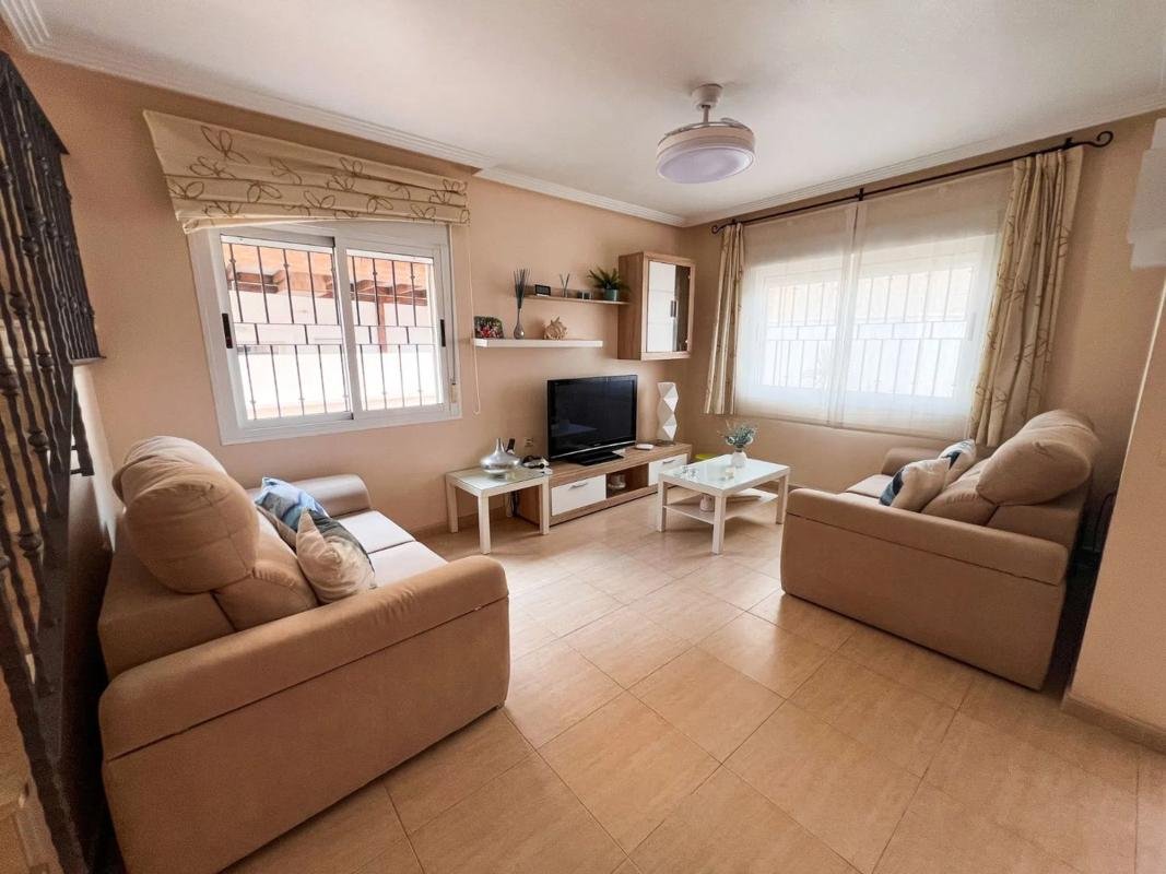 Chalet pareado en calle Salar, 8