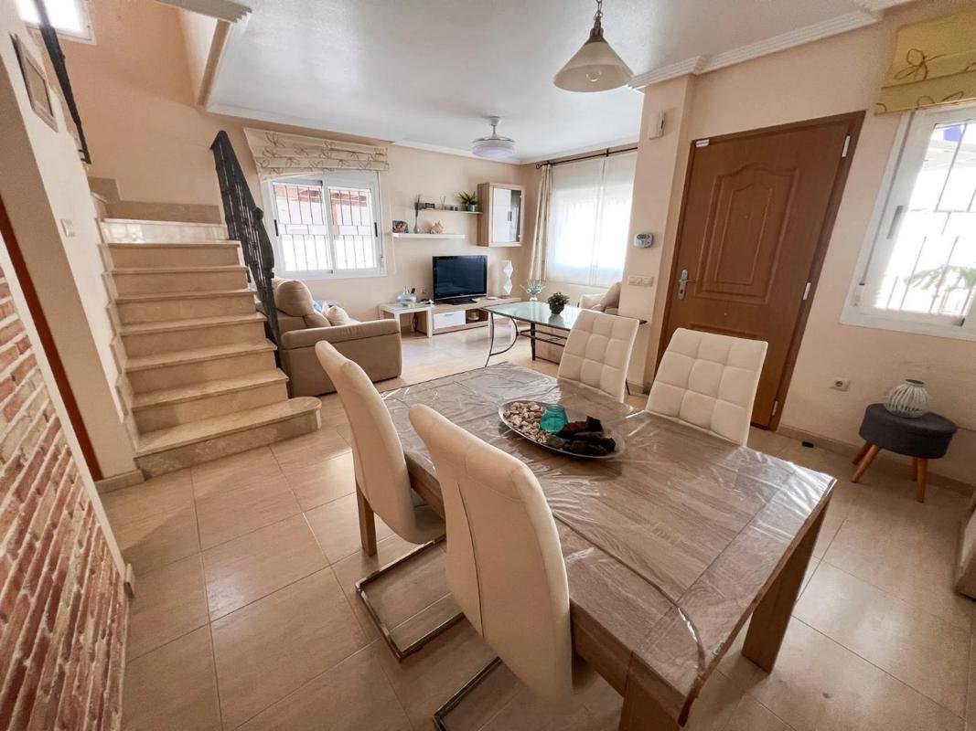 Chalet pareado en calle Salar, 8