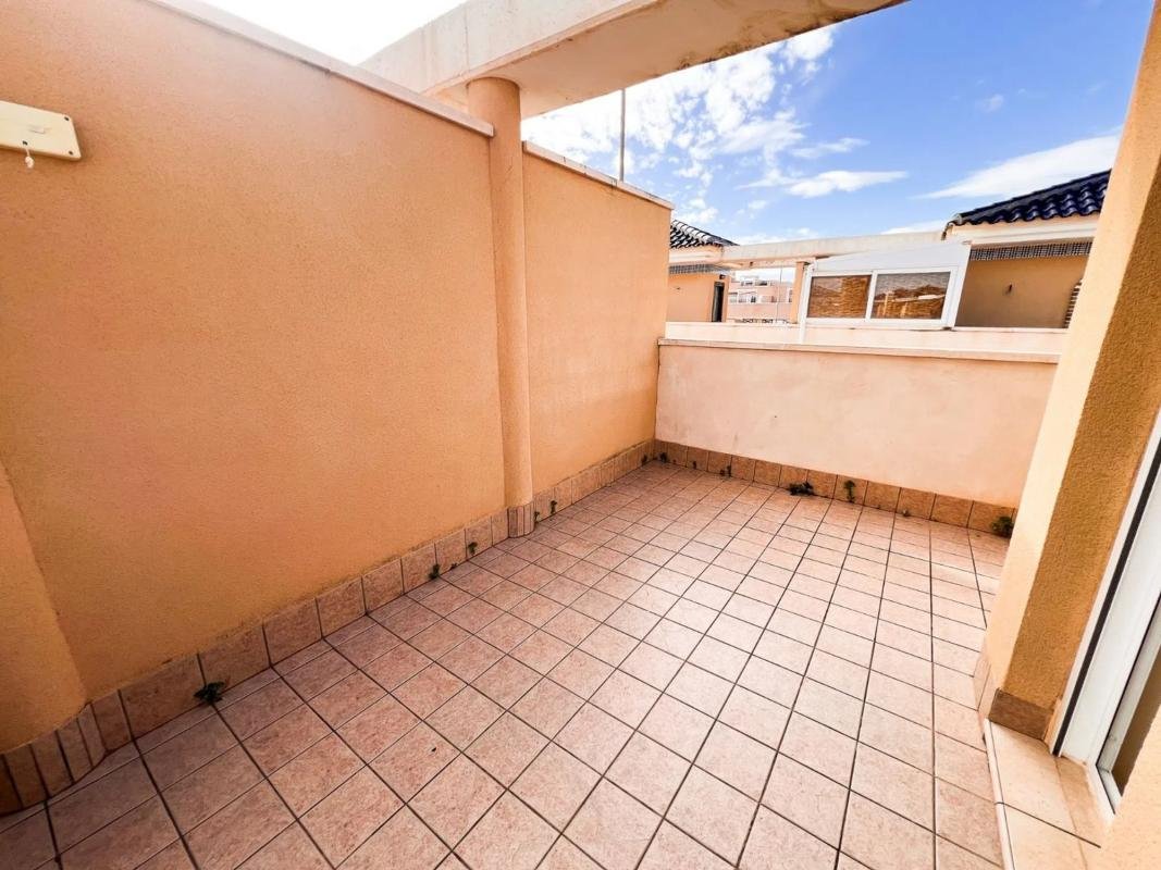 Chalet pareado en calle Salar, 8