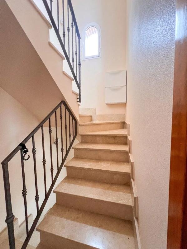 Chalet pareado en calle Salar, 8
