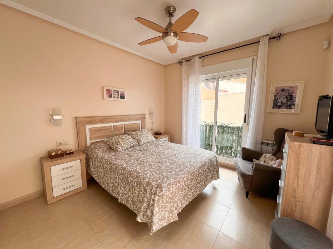 Chalet pareado en calle Salar, 8