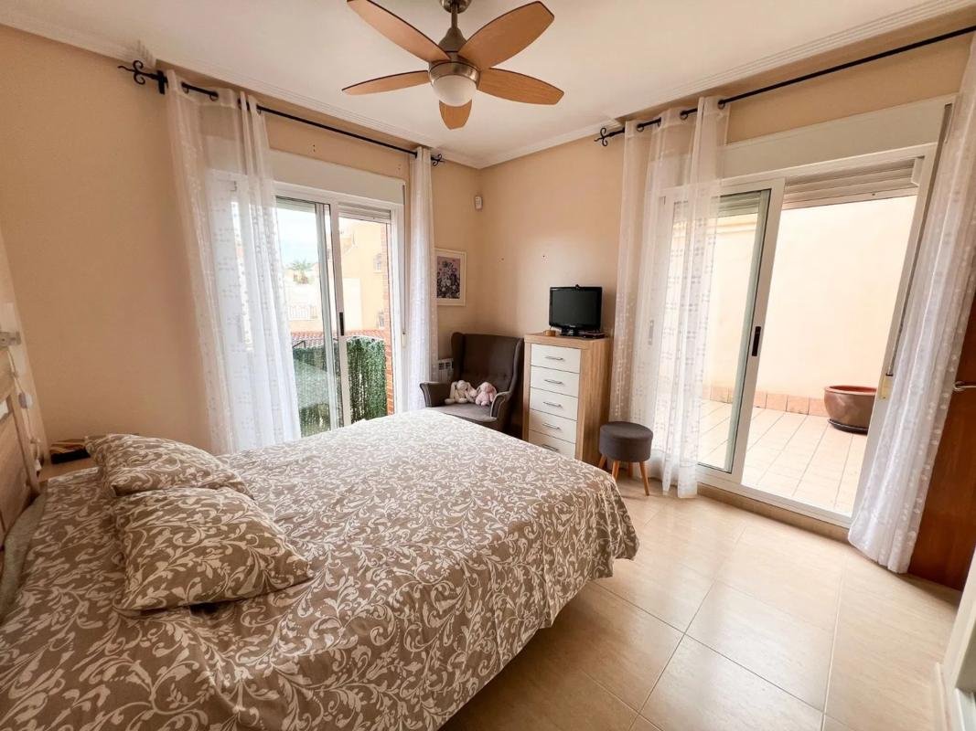 Chalet pareado en calle Salar, 8