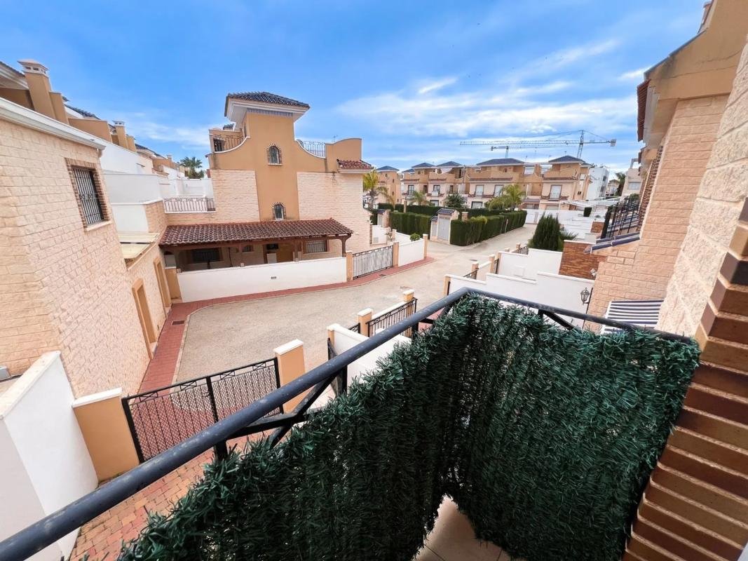 Chalet pareado en calle Salar, 8