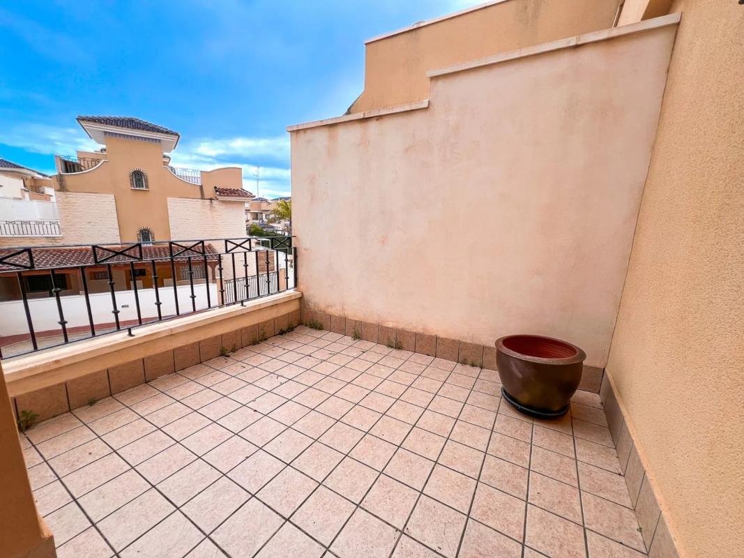Chalet pareado en calle Salar, 8
