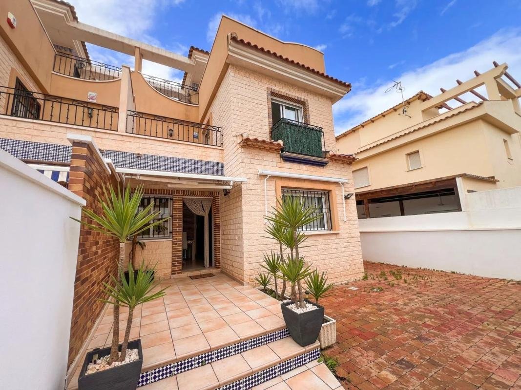 Chalet pareado en calle Salar, 8