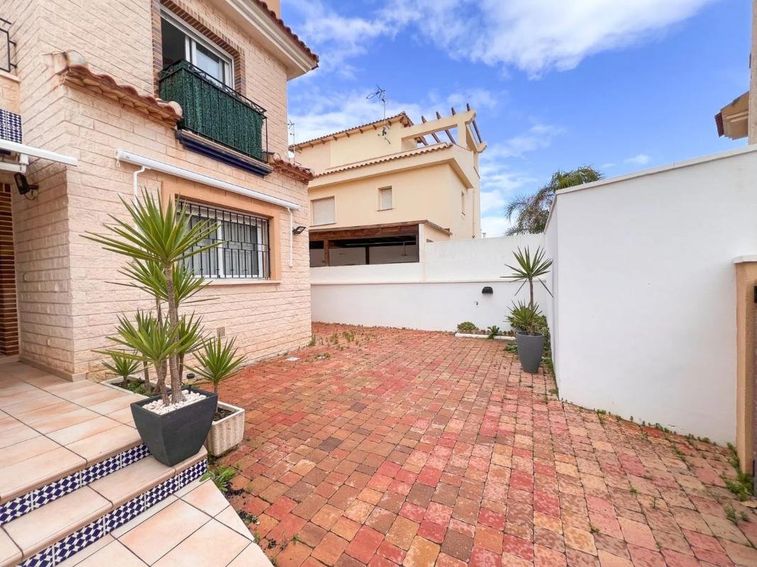 Chalet pareado en calle Salar, 8