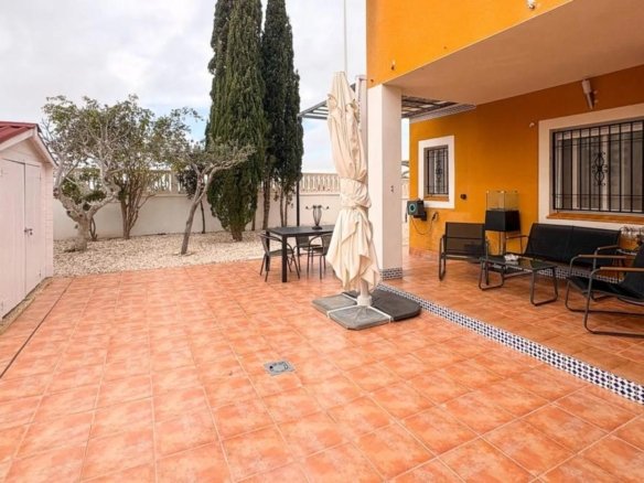 Chalet pareado en calle Bahia, 147