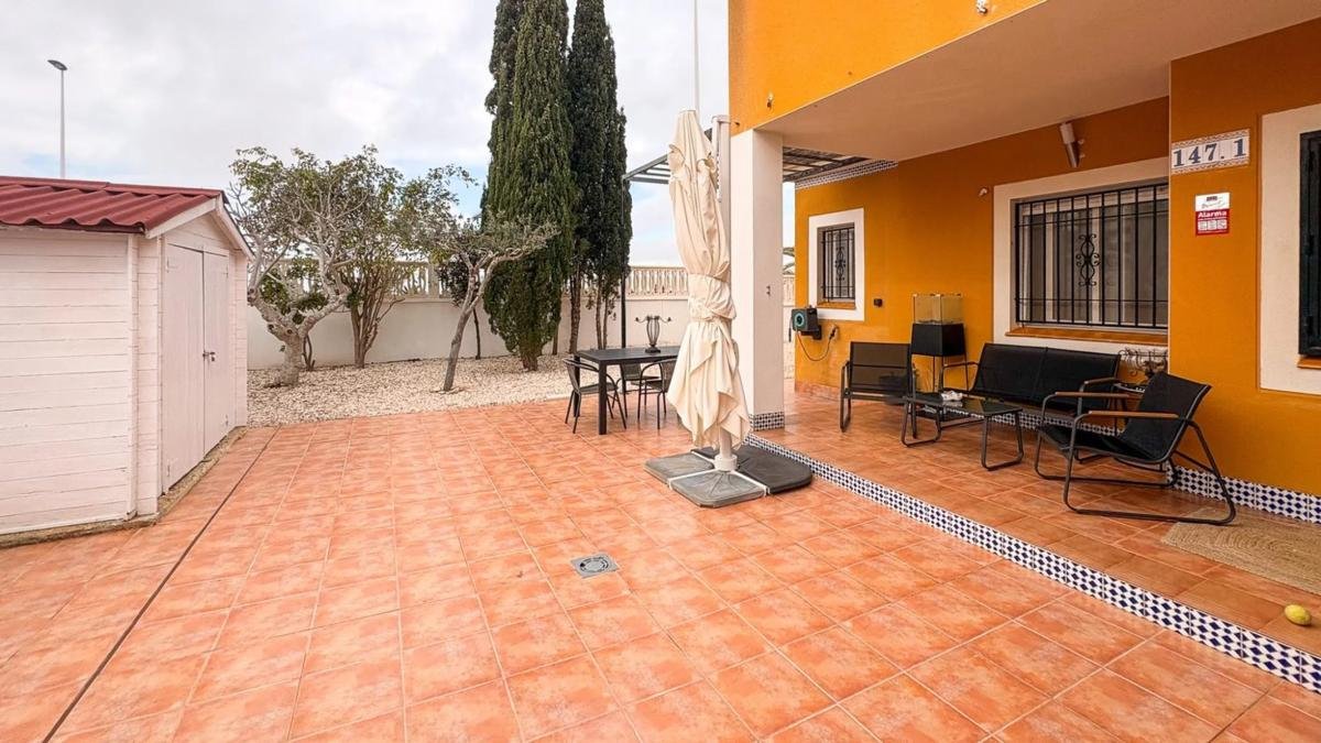 Chalet pareado en calle Bahia, 147