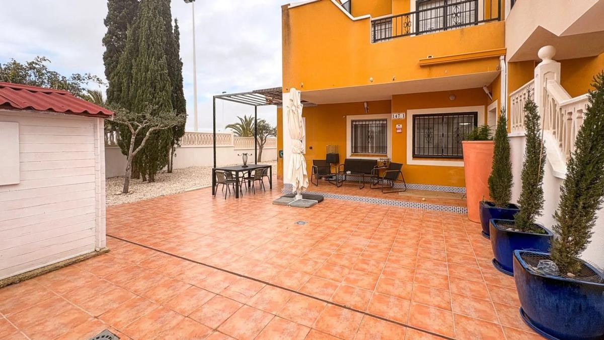 Chalet pareado en calle Bahia, 147