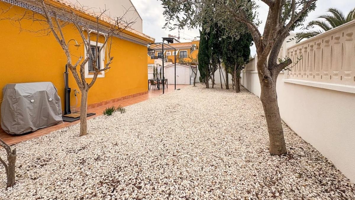 Chalet pareado en calle Bahia, 147