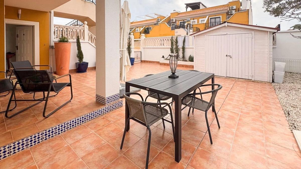 Chalet pareado en calle Bahia, 147