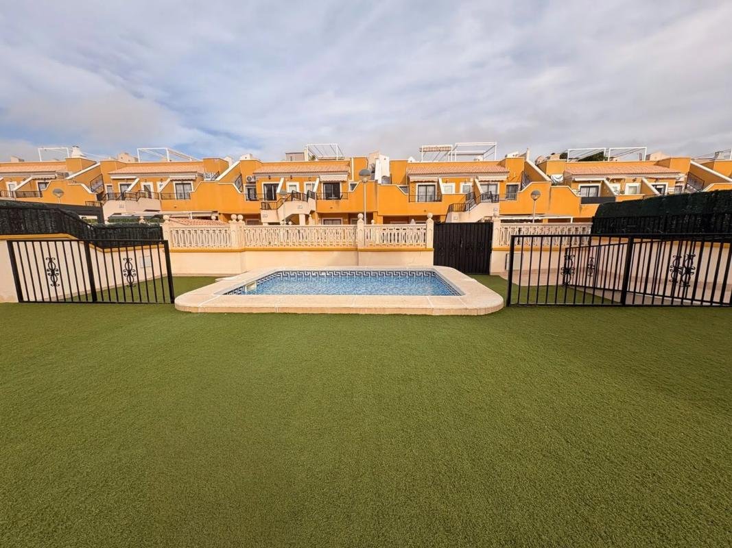 Chalet pareado en calle Bahia, 147
