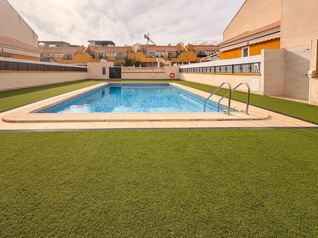 Chalet pareado en calle Bahia, 147