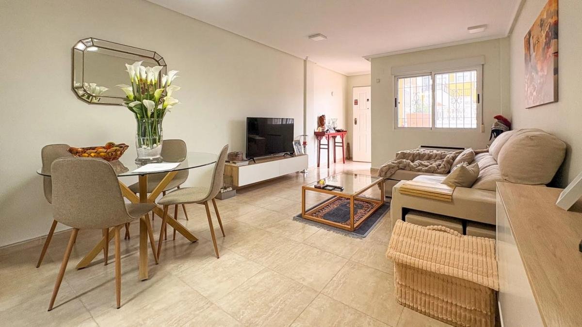 Chalet pareado en calle Bahia, 147