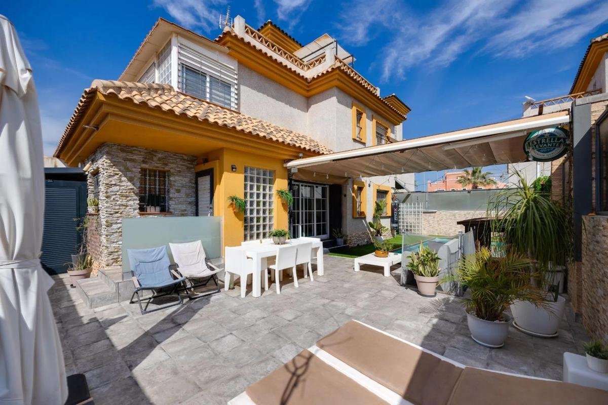 Casa independiente en CL Herreda La