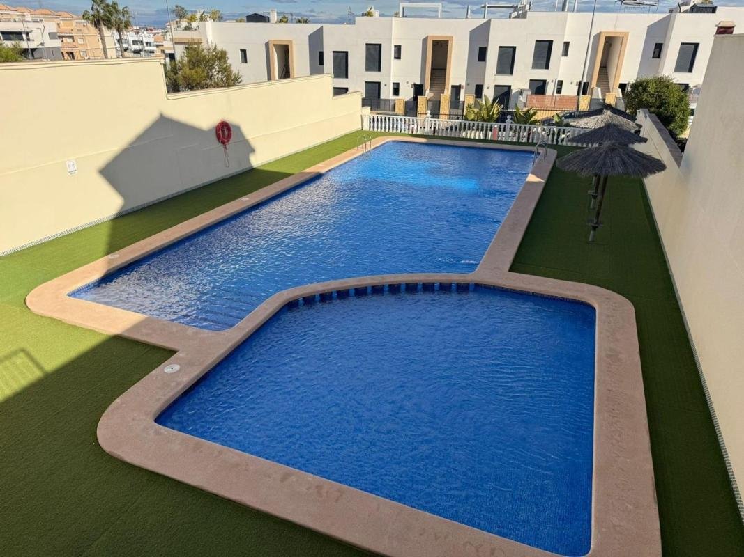 property-493466-3-medium Chalet adosado en calle Ebro, 5