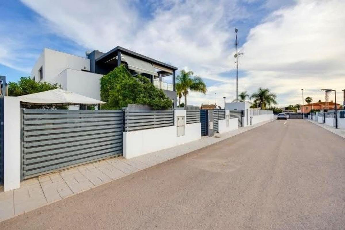 Chalet adosado en calle Hierro s/n