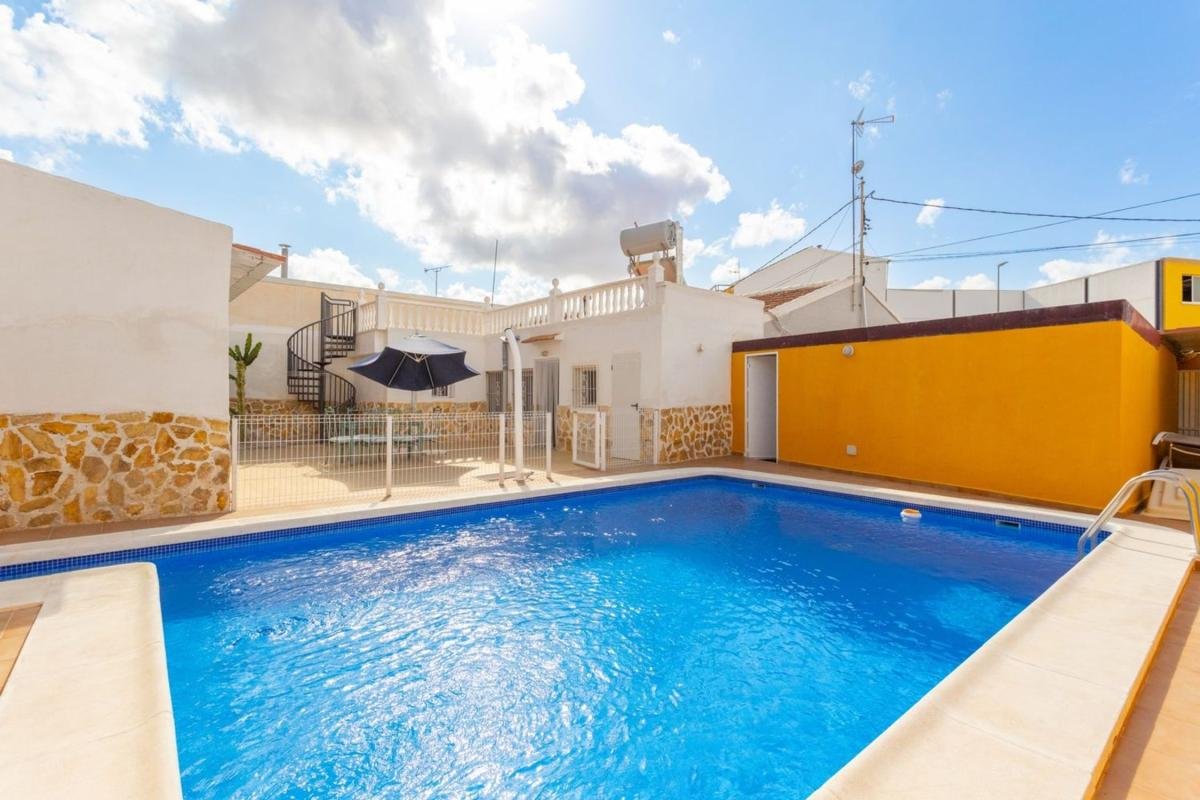 property-499473-6-medium Chalet adosado en calle Capitán Cortés