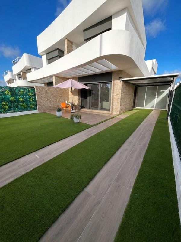 Chalet adosado en Calle Amapola, Los Montesinos