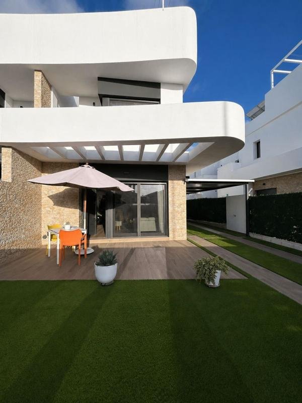 Chalet adosado en Calle Amapola, Los Montesinos