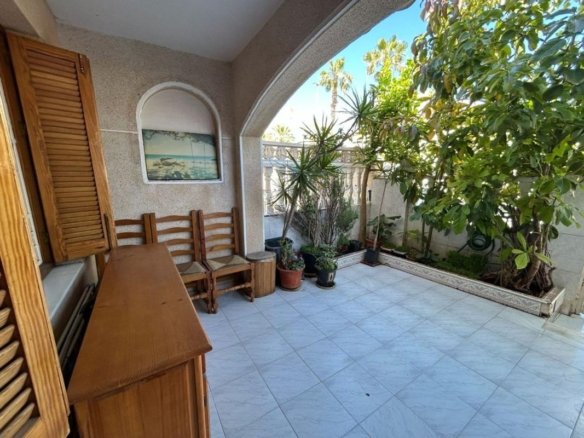 Chalet adosado en Calle París, Aguas Nuevas, Torrevieja