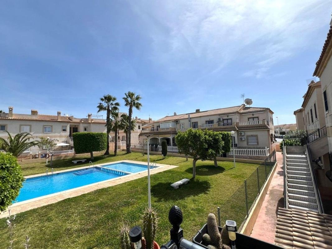 Chalet adosado en Avenida de la Mancha, Aguas Nuevas, Torrevieja