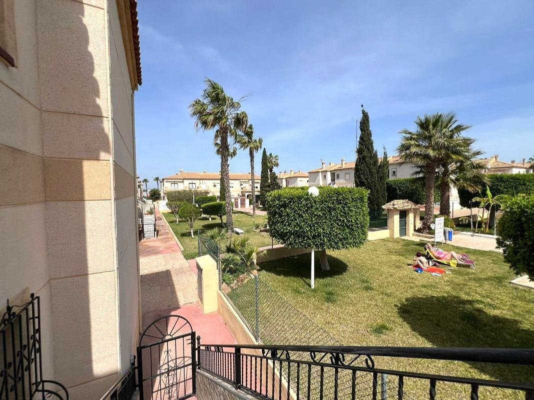 Chalet adosado en Avenida de la Mancha, Aguas Nuevas, Torrevieja