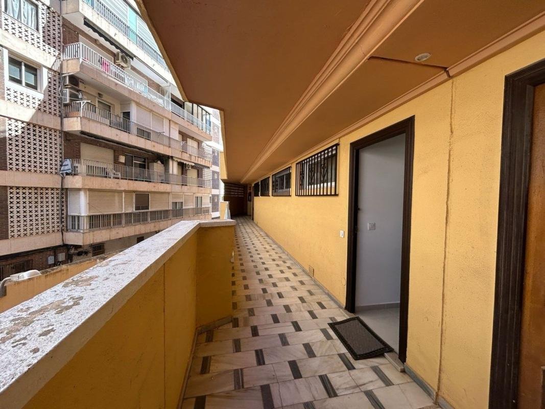 property-526215-3-medium Piso en Avenida Doctor Gregorio Marañón, Puerto Deportivo, Torrevieja