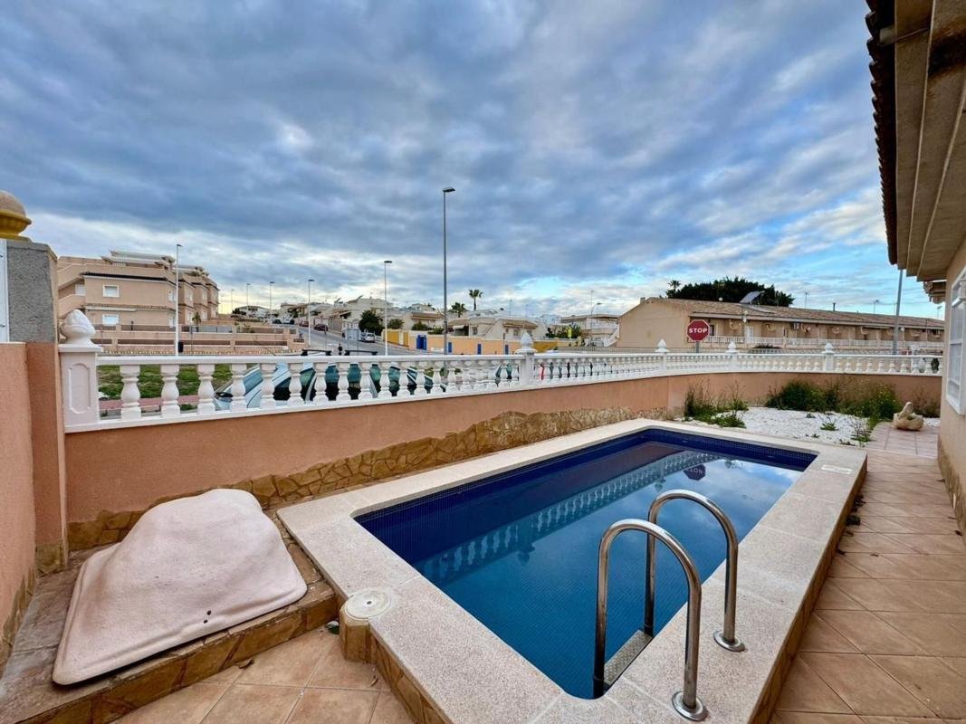 property-527021-1-medium Chalet adosado en Urbanización las Barcas, 10, Los Balcones – Los Altos del Edén, Torrevieja
