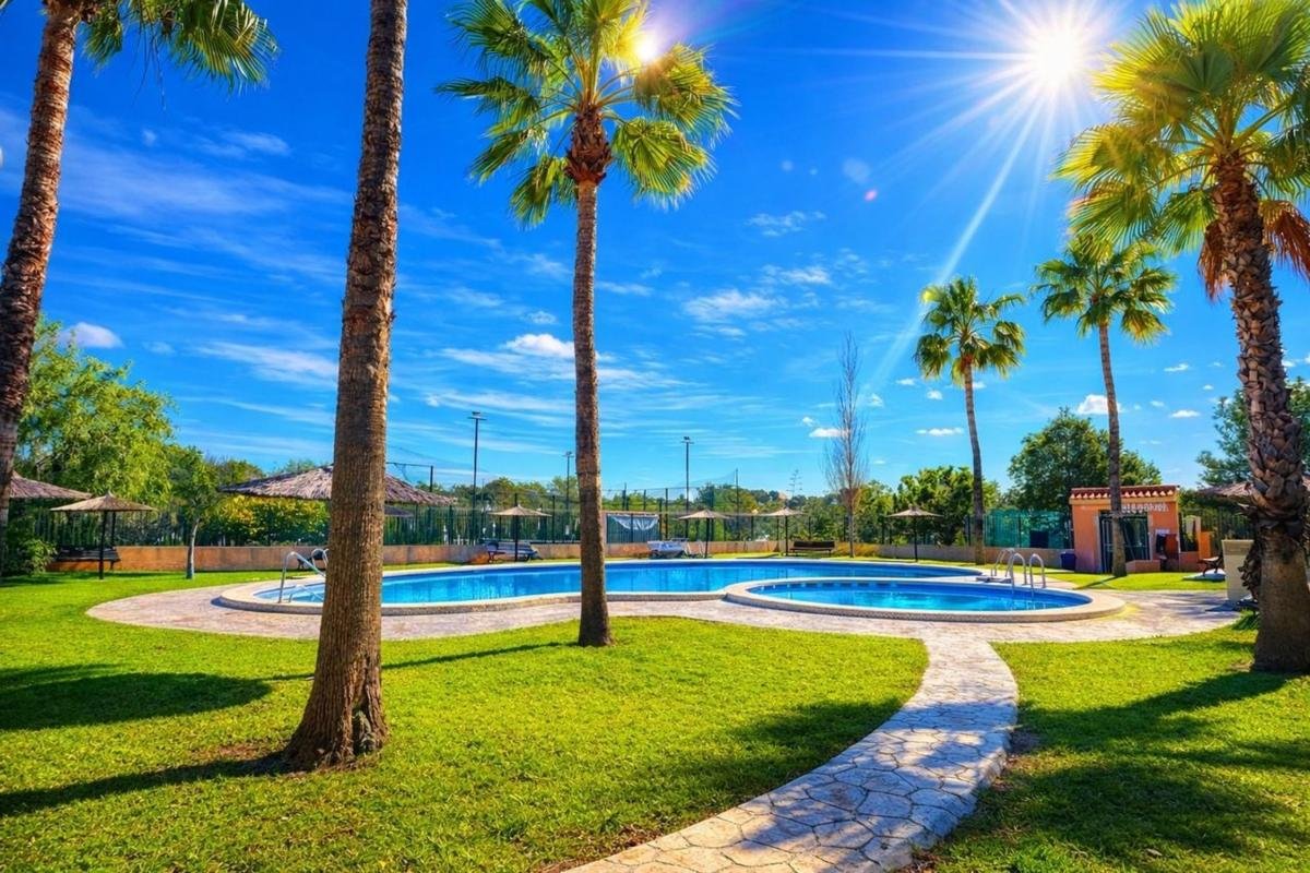 property-534349-1-medium Piso en Calle Lagunas de Ruidera, Zona Lago – Los Almendros, Orihuela