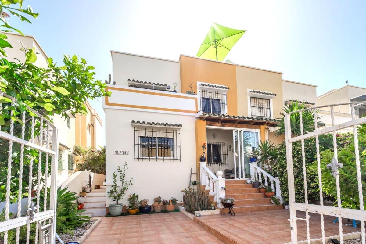 Chalet adosado en Calle Baikal, Zona Lago – Los Almendros, Orihuela