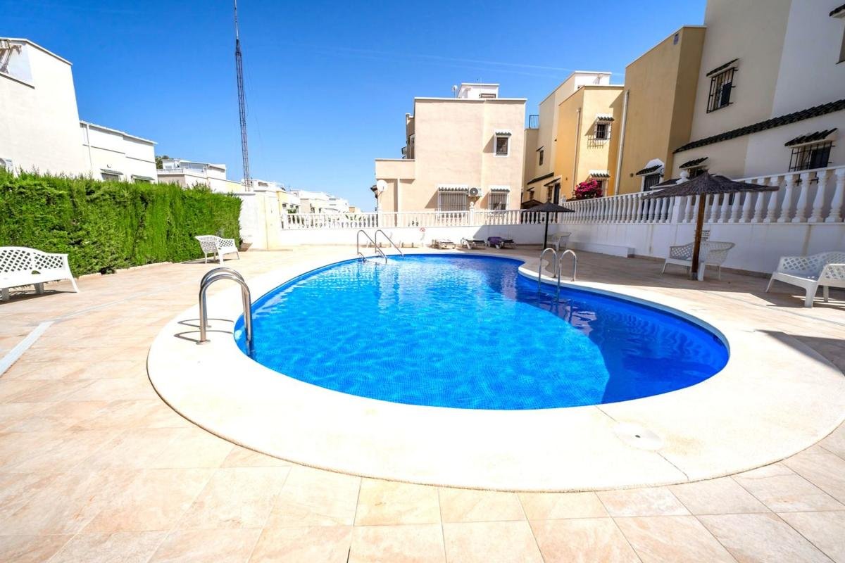 Chalet adosado en Calle Baikal, Zona Lago – Los Almendros, Orihuela