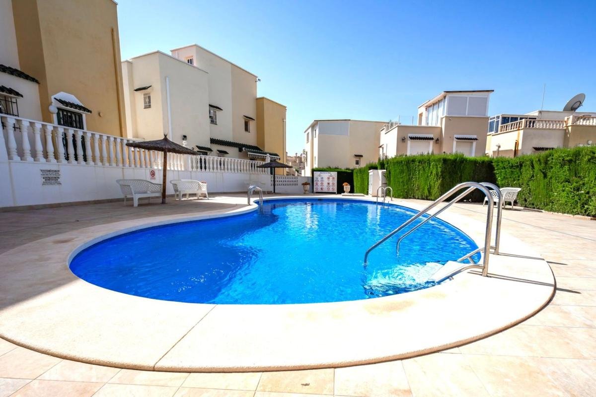 Chalet adosado en Calle Baikal, Zona Lago – Los Almendros, Orihuela