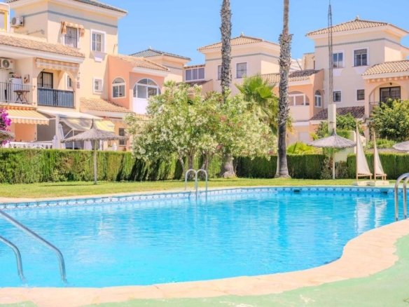 Chalet adosado en Urbanizacion Horizonte Cl 3, Horizonte – La Campana, Orihuela