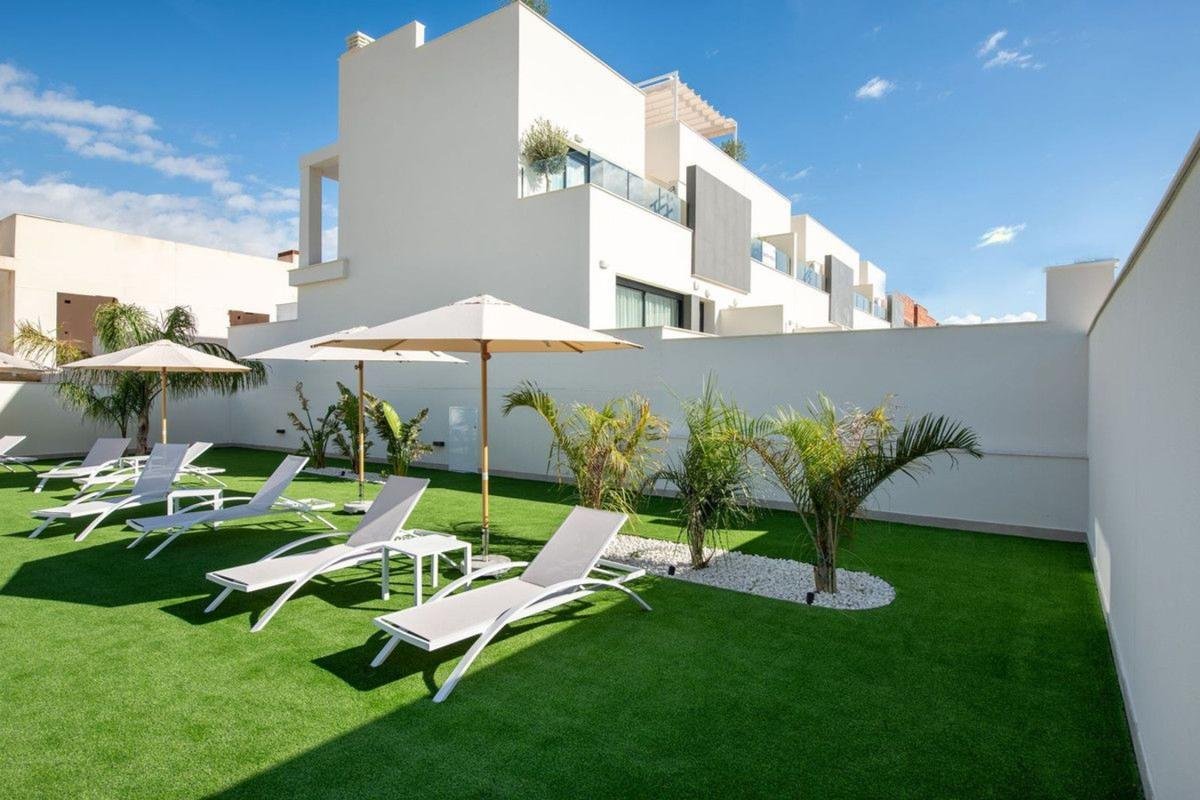 Chalet adosado en Calle Bélgica s/n, Cox