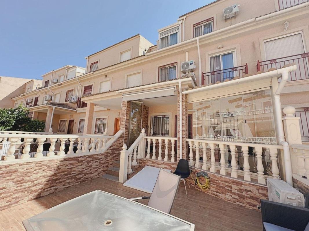 Chalet pareado en Calle Jalón, Playa Flamenca, Orihuela