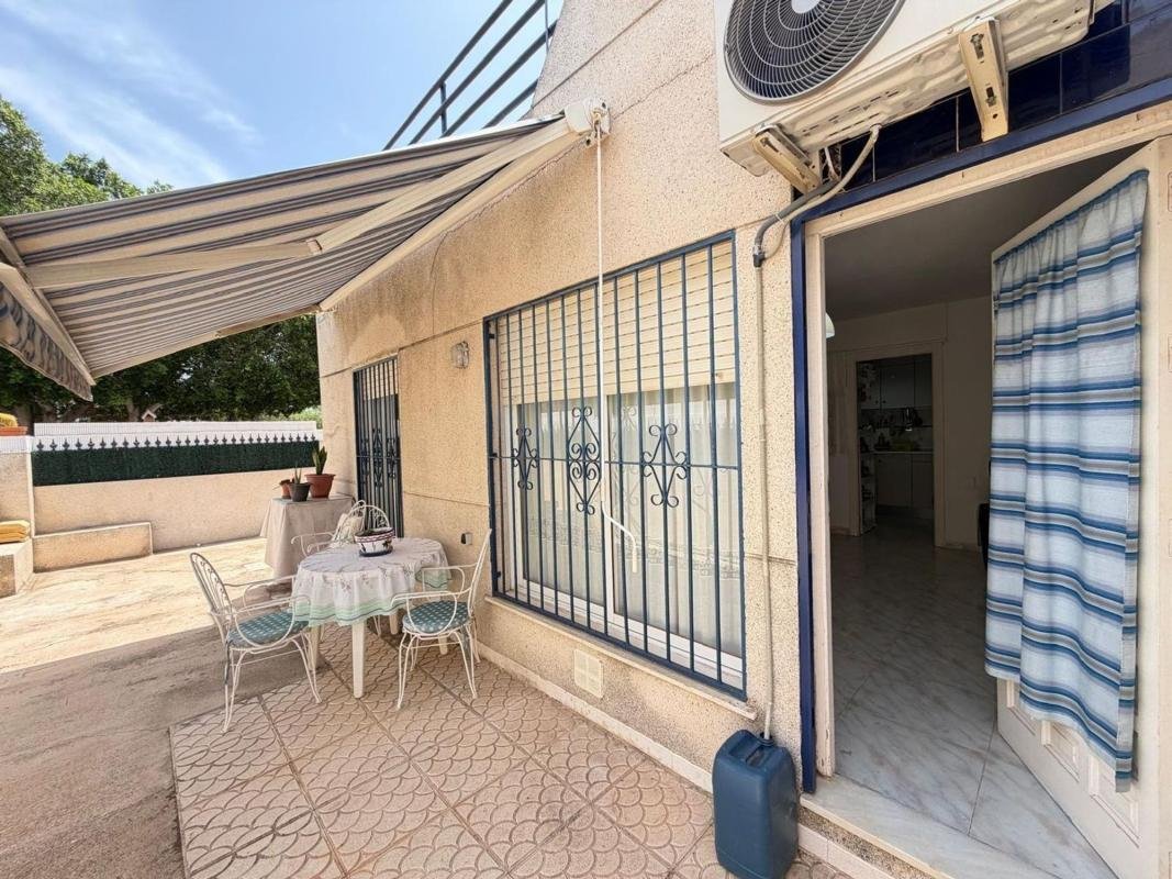 Chalet adosado en Calle Joaquín García Sánchez, La Siesta – El Salado – Torreta, Torrevieja