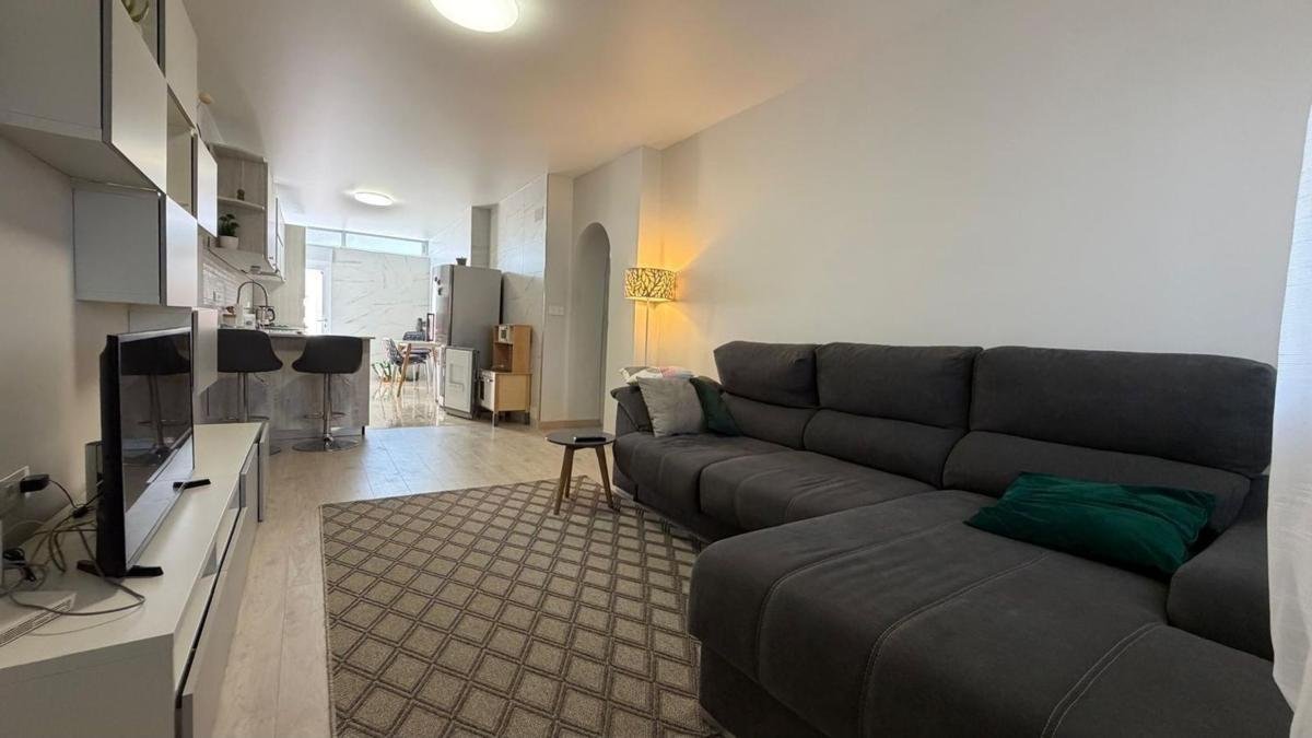 property-579573-1-medium Chalet adosado en Calle Lago de Sanabria, Zona Lago – Los Almendros, Orihuela