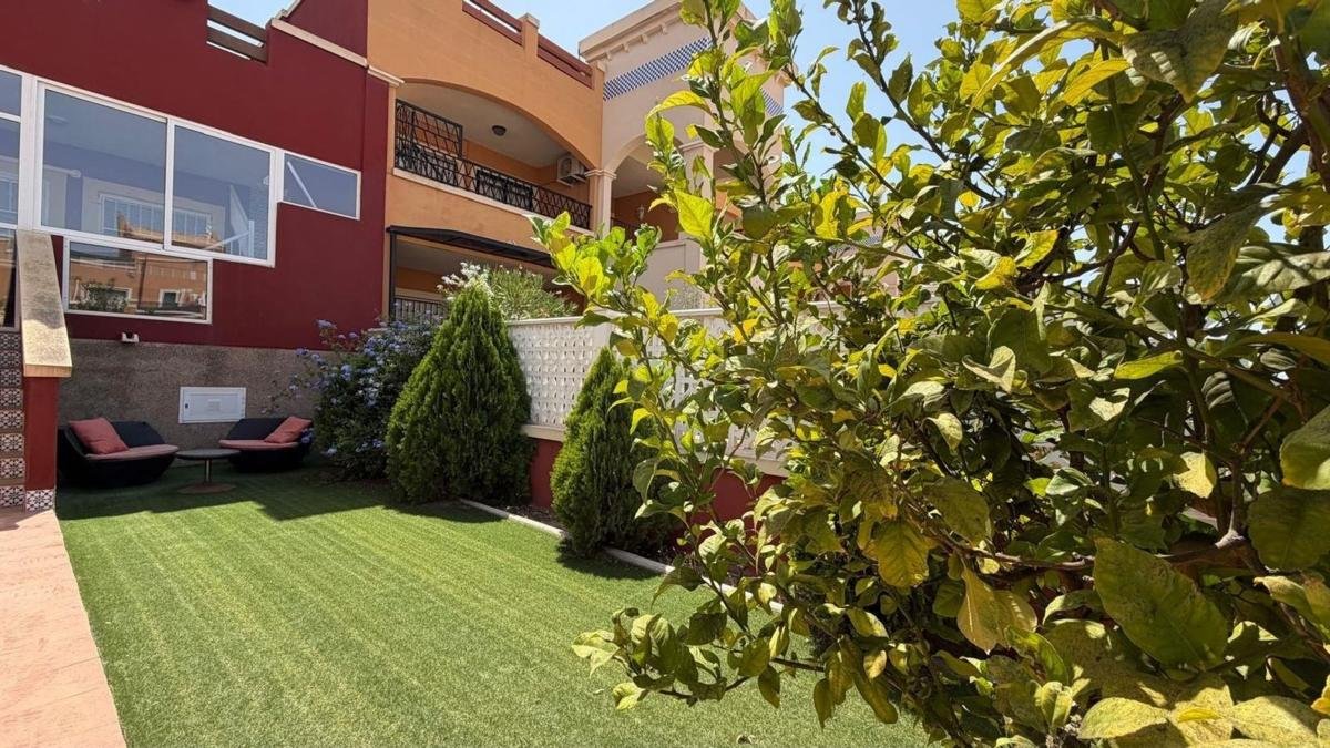 property-579573-2-medium Chalet adosado en Calle Lago de Sanabria, Zona Lago – Los Almendros, Orihuela