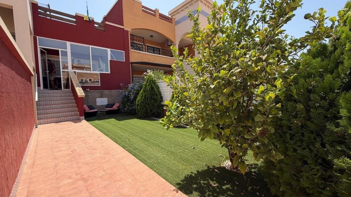 property-579573-3-medium Chalet adosado en Calle Lago de Sanabria, Zona Lago – Los Almendros, Orihuela