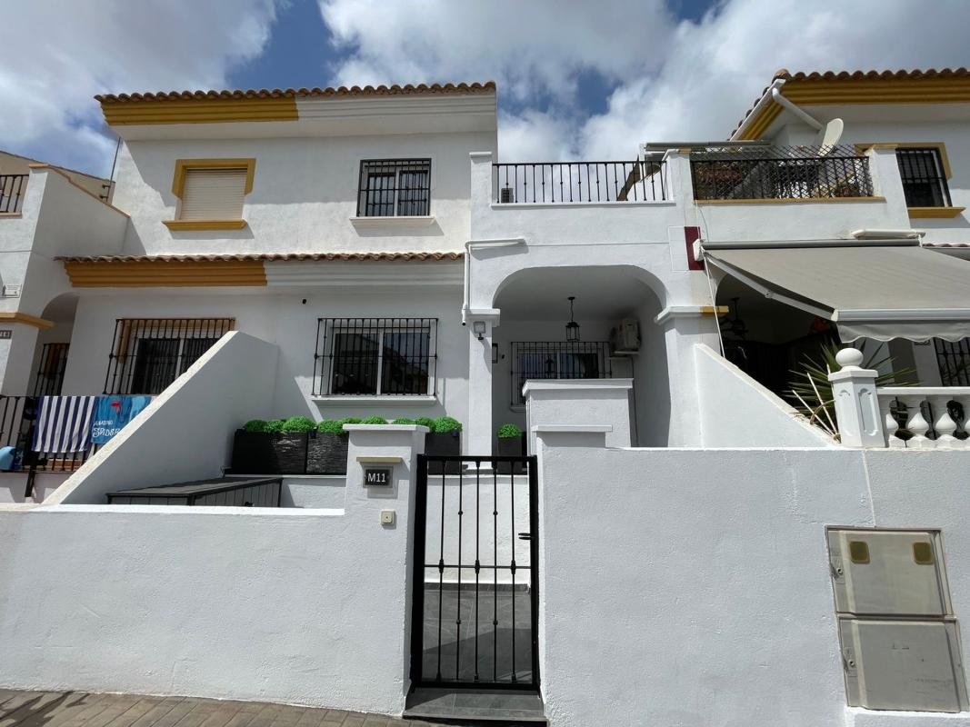Chalet adosado en Calle Tiberiades, Zona Lago – Los Almendros, Orihuela