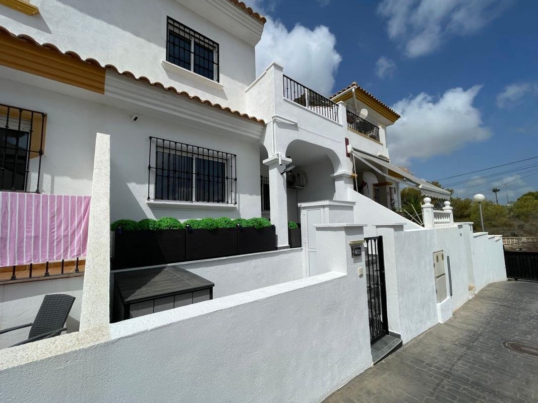 Chalet adosado en Calle Tiberiades, Zona Lago – Los Almendros, Orihuela