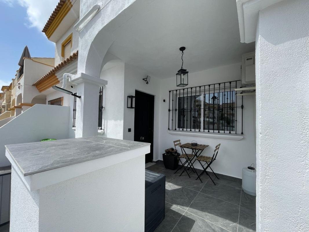 Chalet adosado en Calle Tiberiades, Zona Lago – Los Almendros, Orihuela